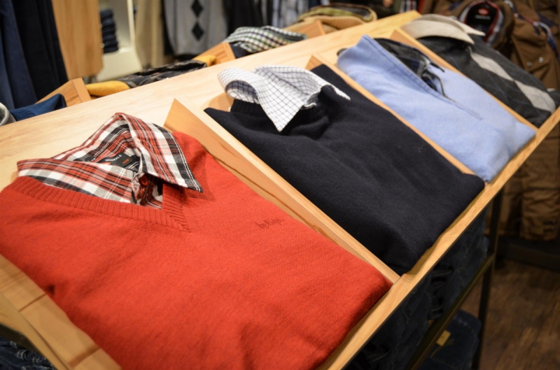 magasin-HYERES-min_sweater_sweaters_shirts_exhibition_shop_shopping_shelf_buy-940699